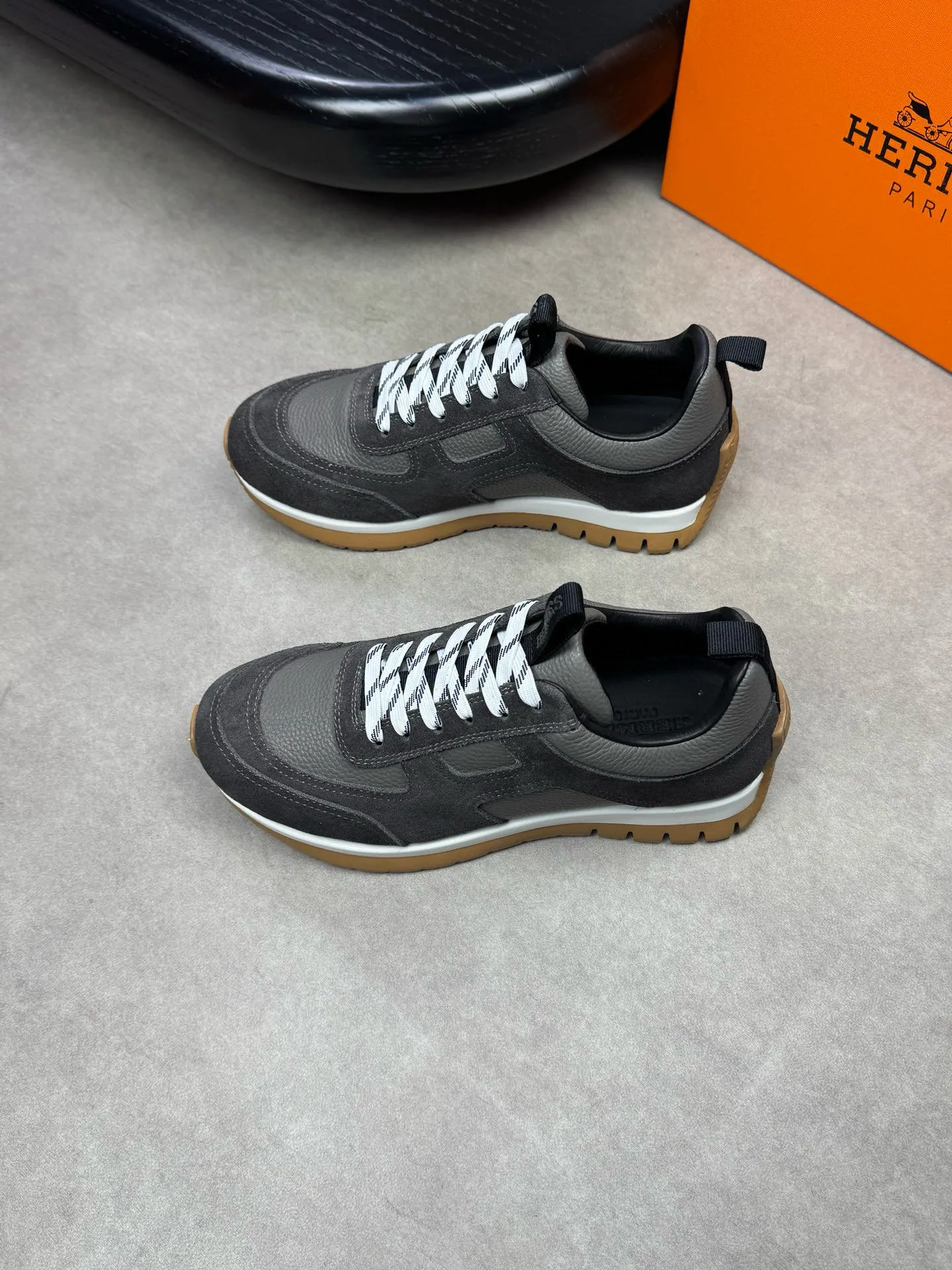 [HERMES] Hermes men's shoes 💰: 800💰 - High-end quality original items 🔍🔍🔍 casual sports shoes - Upper: 🔝 pebbled calfskin, suede calfskin, shoe body forged ´H´ totem, tongue webbing injection molded brand logo - Lining: brand canvas, foot pads; water-dyed cowhide -Outsole: Ultra-light T men's shoes 💰U foam; two-color molded outsole -Ultra-high quality control and fine workmanship: highlighted (high-end, extravagance, grade) -Size: 38-44 (45, can be customized)
